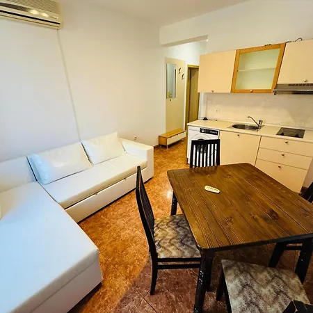 Sunny Hоuse 105 One Bedroom Apartman *